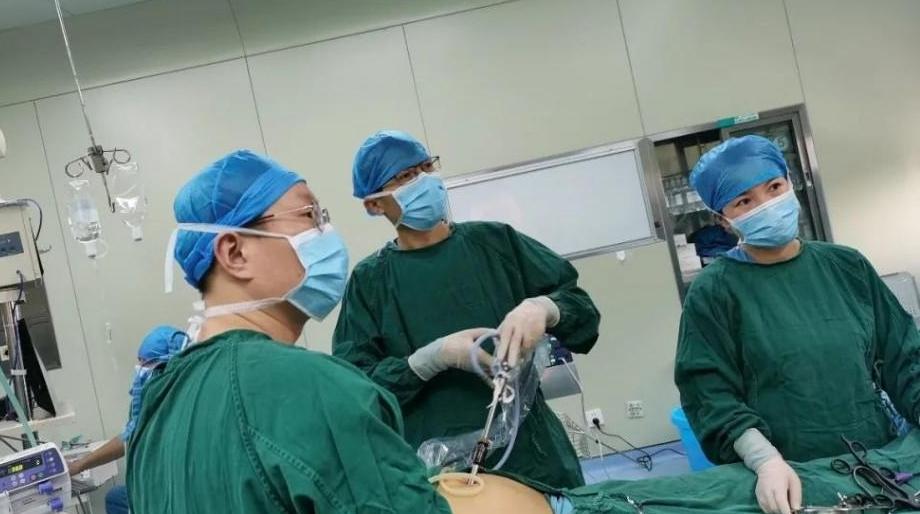 男子摔倒  30厘米钢筋刺入腹部  医院多学科联手施救转危为安