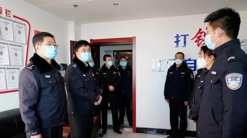 榆林公安高新分局主要领导春节收假第一天看望慰问全体民辅警