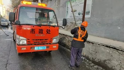 咸阳市政处清理道路结冰保障群众安全出行