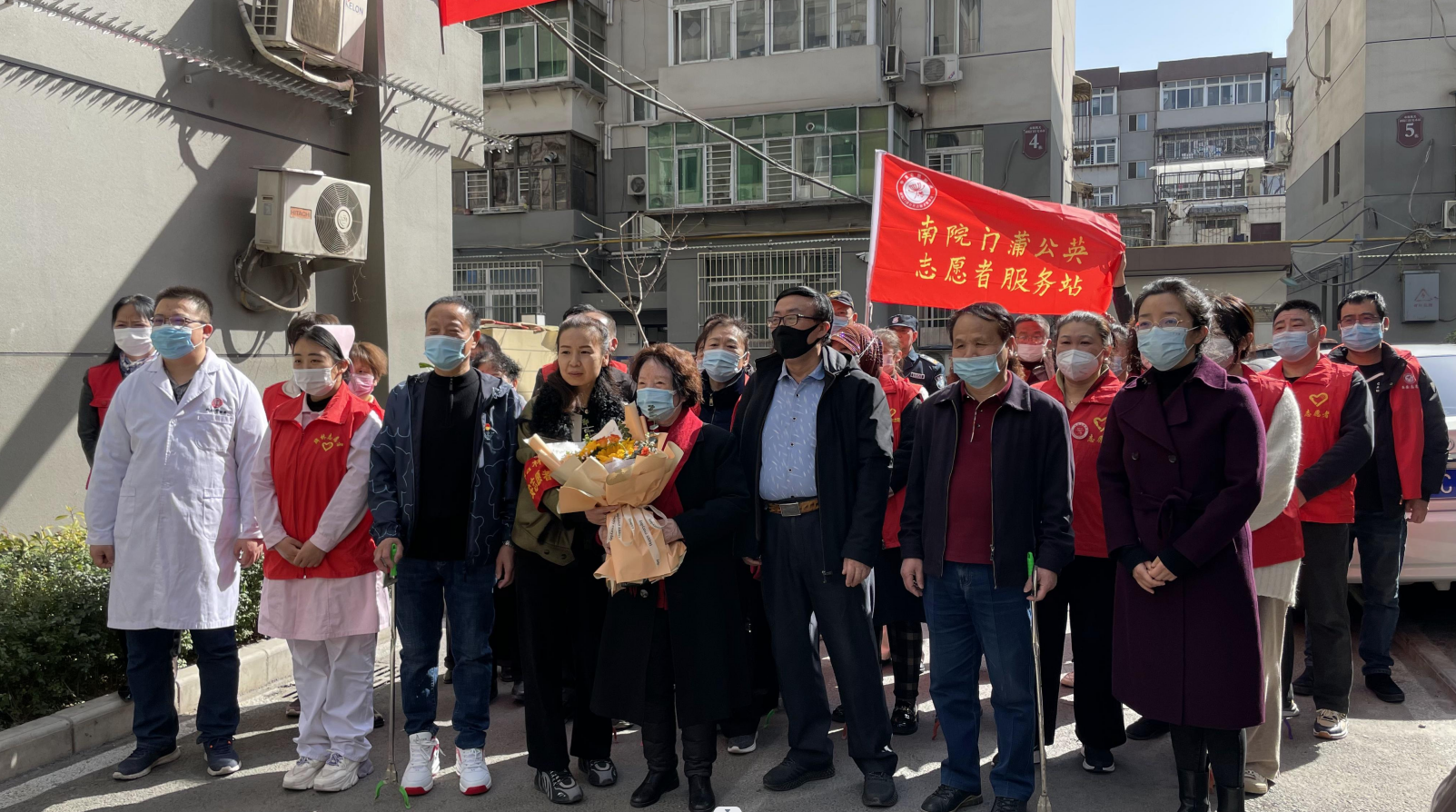 学雷锋志愿服务活动走进南院门社区市委家属院小区