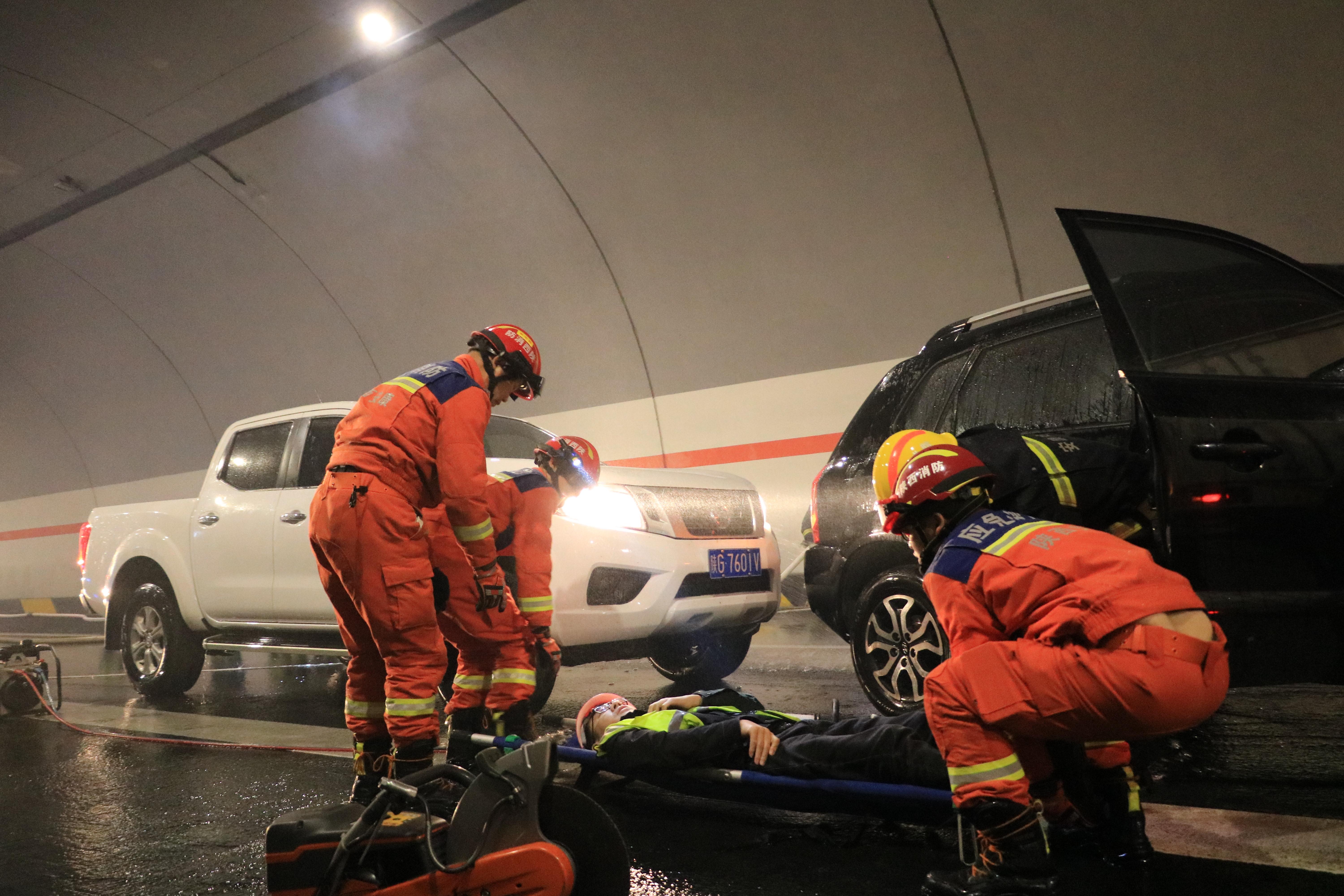 陕西交控镇坪管理所开展交通事故救援突击演练