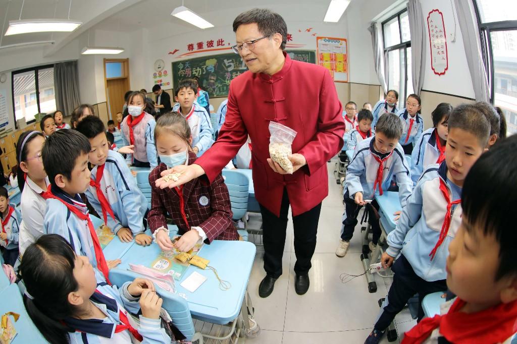 莲湖区卫健局中医药文化进校园 走进西安市莲湖第一学校