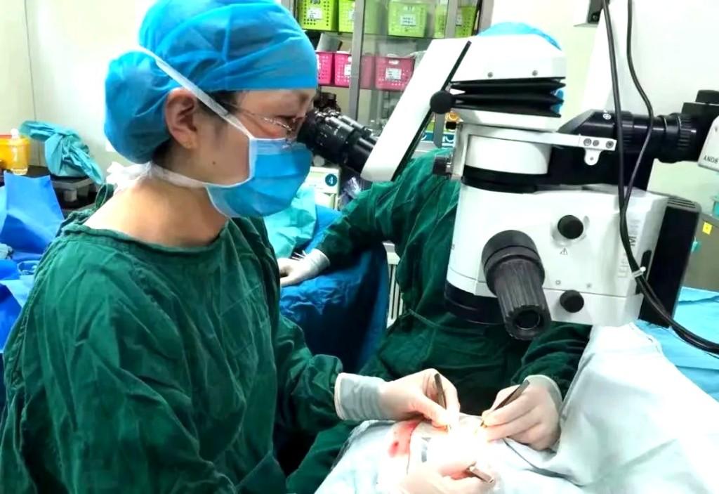粗心！1厘米长玻璃渣藏眼睑内10余天
