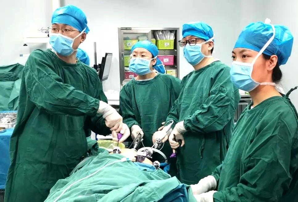 腹腔镜胃袖状切除术助肥胖患者减肥