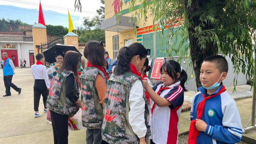 小寨西路社区退役军人志愿服务队和西安市自主择业干部志愿服务队走进蓝田东升小学开展庆“六一”活动