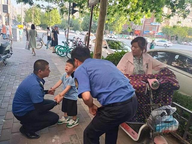 未央城管暖心相助 走失儿童顺利找到家人