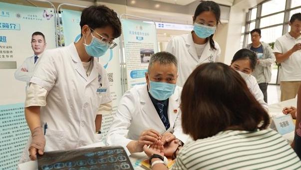 西安市红会医院北区举行“世界硬皮病日”义诊活动