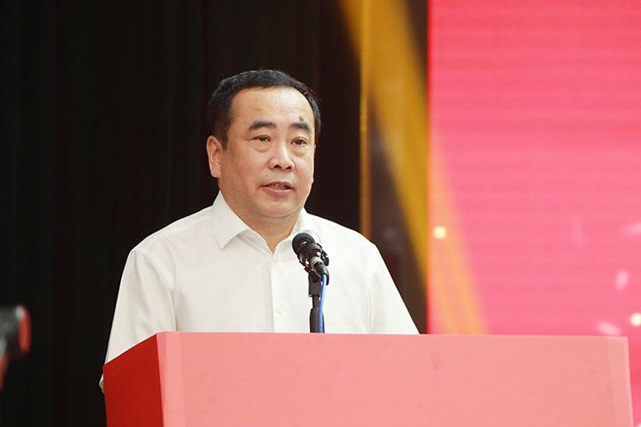 党委书记刘双耀为西部基层就业毕业生代表颁发纪念品孙振霖代表全体教