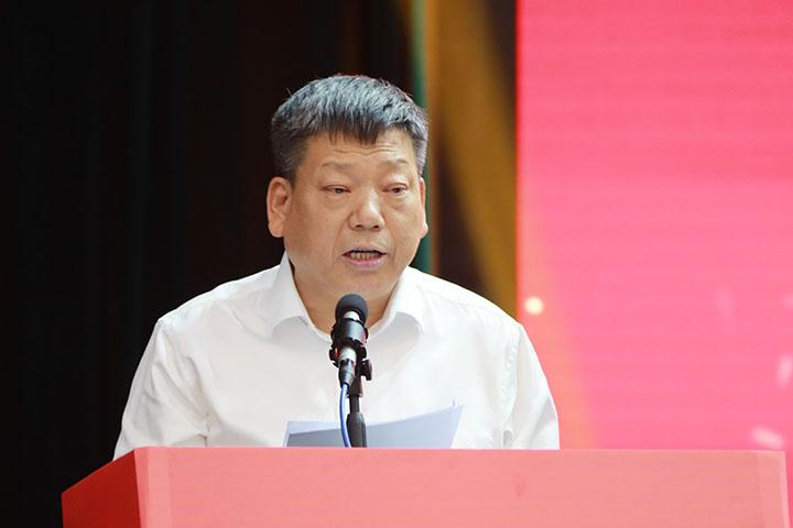 校长孙振霖讲话党委书记刘双耀为西部基层就业毕业生代表颁发纪念品