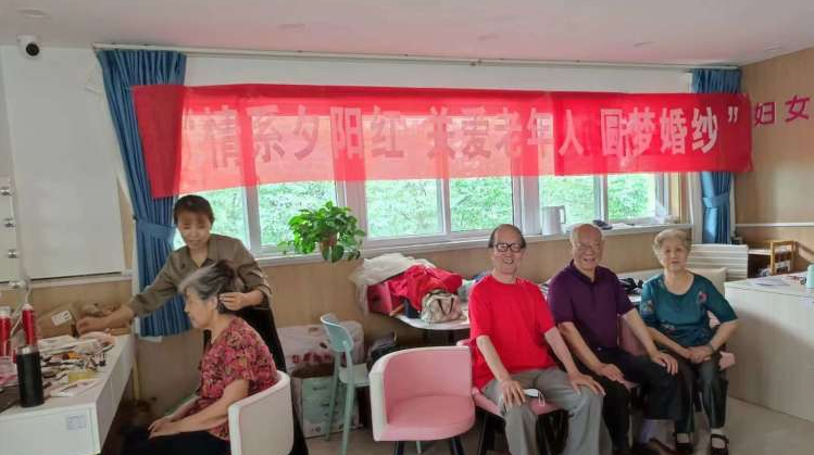 小寨路街道崇业社区开展“情暖人间·爱洒夕阳”婚纱摄影公益活动