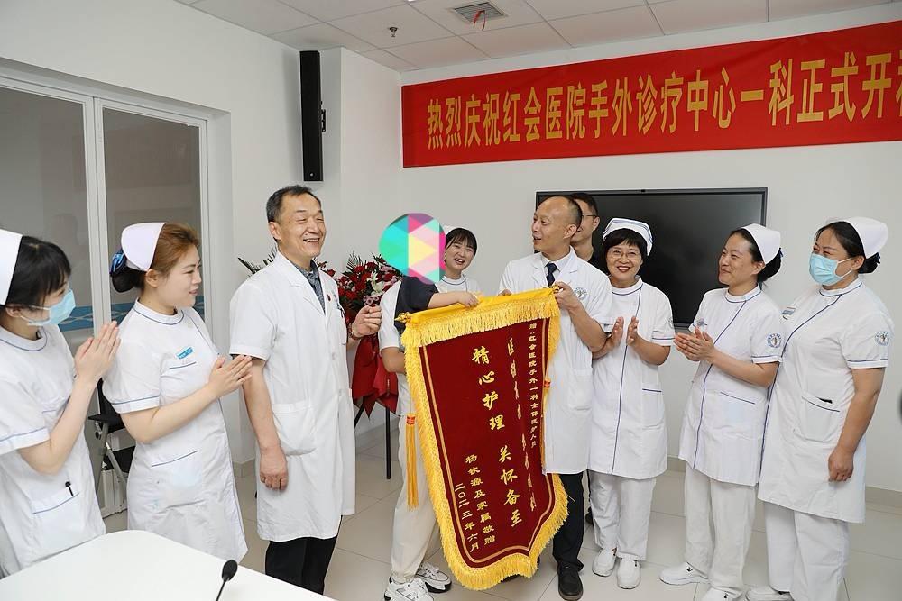 2岁宝宝3根手指被切断  医生11小时成功再植