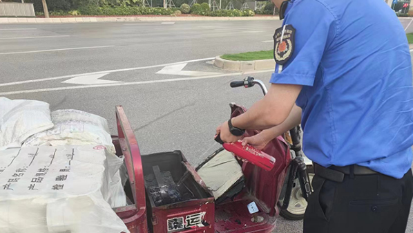 巡查突遇自燃三轮车 城管队员紧急救火显担当