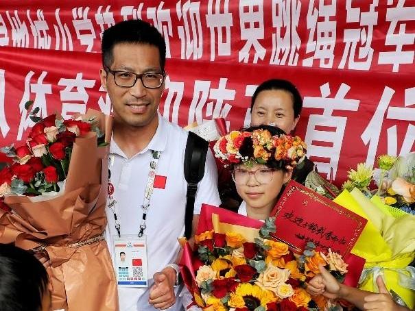 3分钟跳892次！快到“飞起”勇夺冠！陕西首位跳绳世界冠军赵子鋡载誉归来