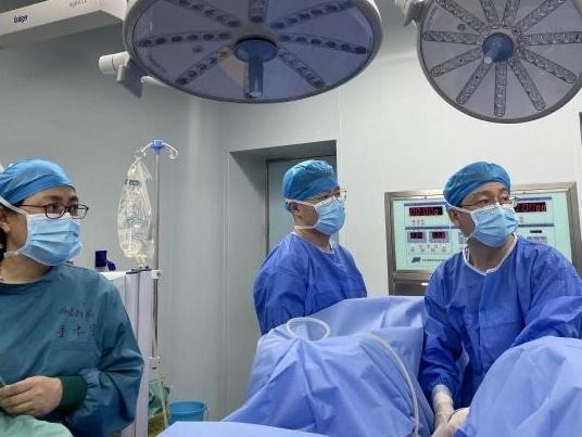 七旬老人膀胱多发结石 微创钬激光碎石除病痛
