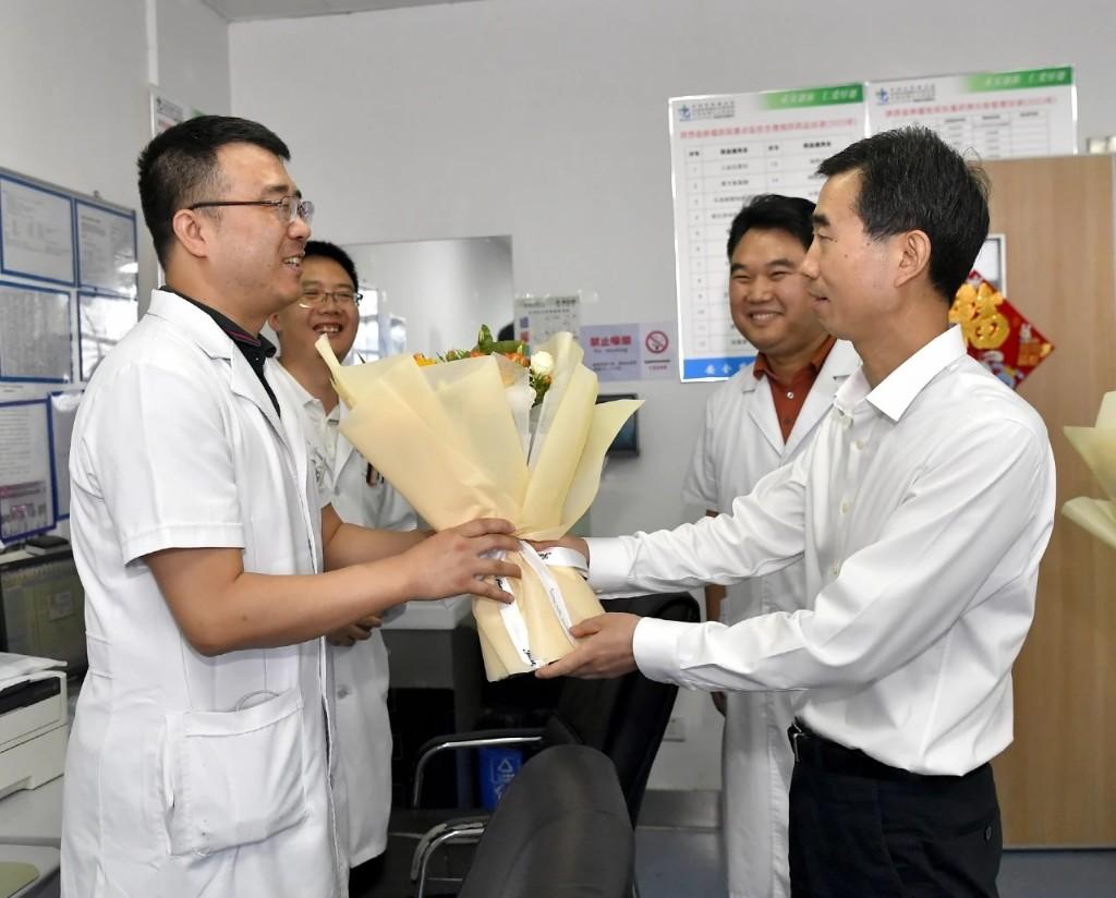 陕西省卫生健康委开展中国医师节走访慰问活动