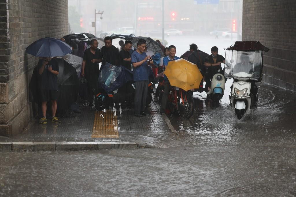 户县大雨图片