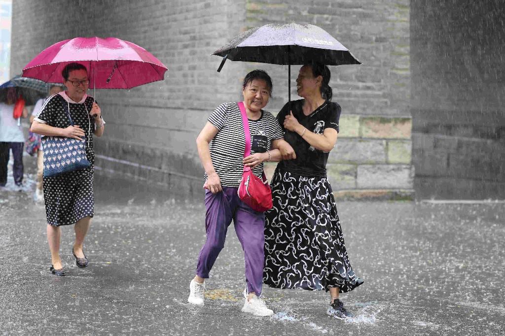 图集古城突降大雨