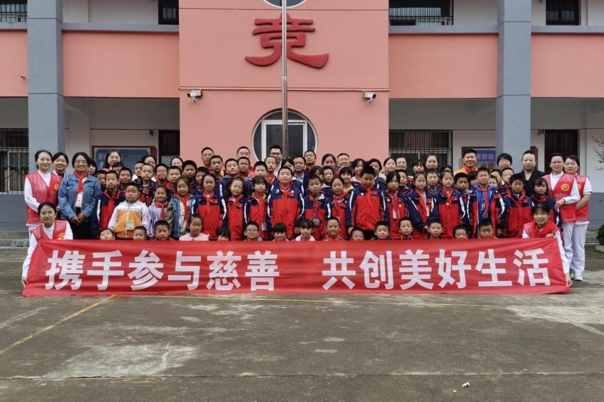 让爱动起来 师生收到“双节大礼包”