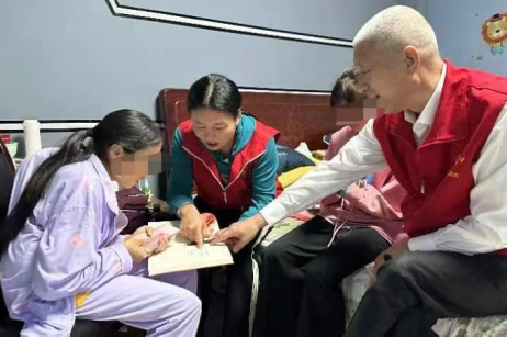 爱心暖童心 志愿者送来爱心款