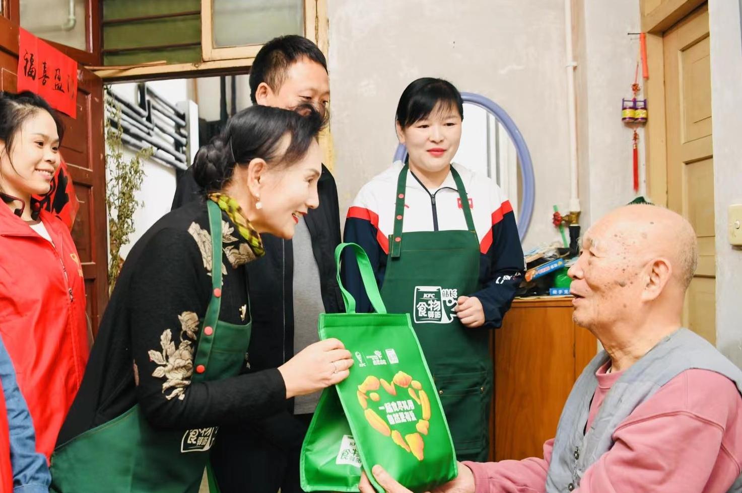 重阳节让爱传递！陕西公益大使将肯德基余量食物爱心礼包送给老人