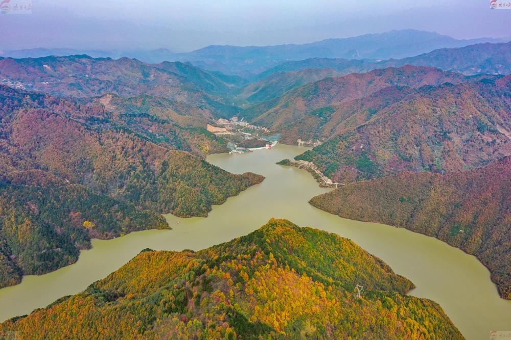 10月26日,航拍位于秦岭深处的西安市蓝田县辋川李家河水库周边的一抹