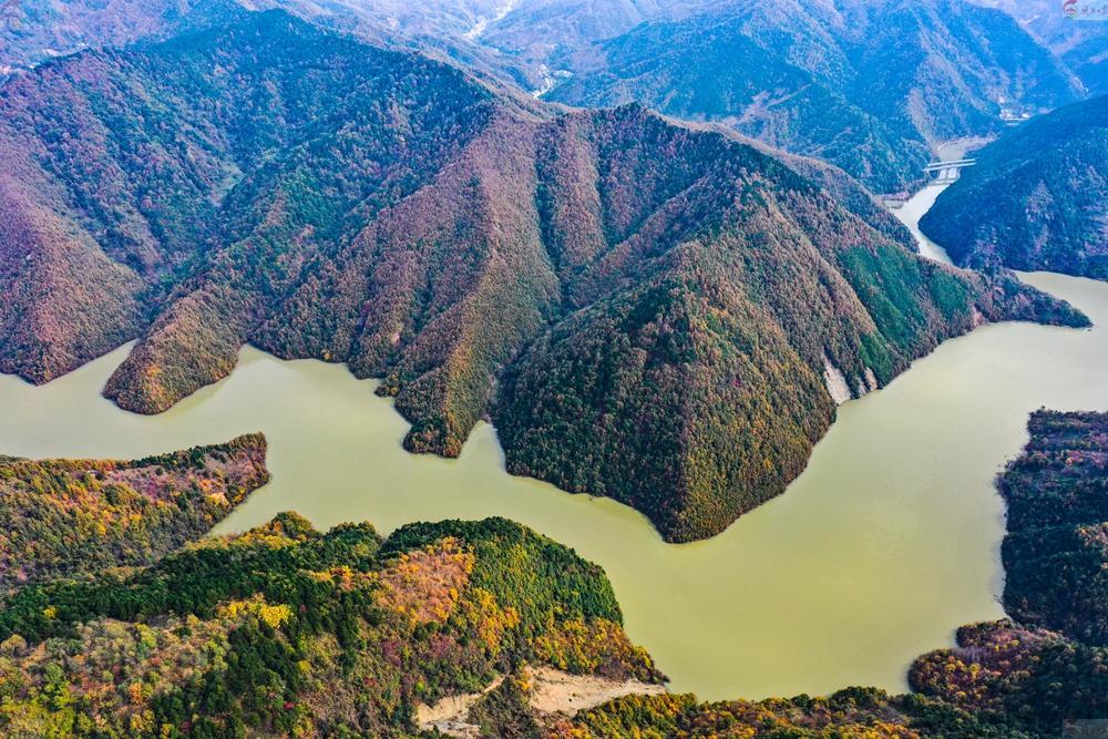 10月26日,航拍位于秦岭深处的西安市蓝田县辋川李家河水库周边的一抹