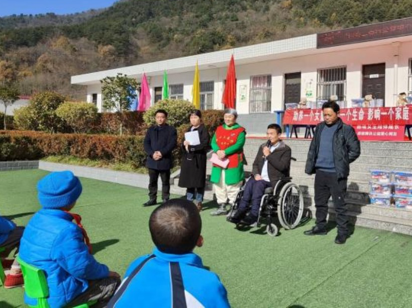 ​公益大使爱心捐助 情暖乡村小学