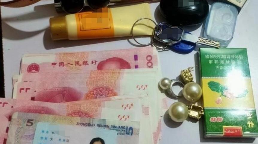 乘客手提包落车上 的哥拾金不昧及时送还