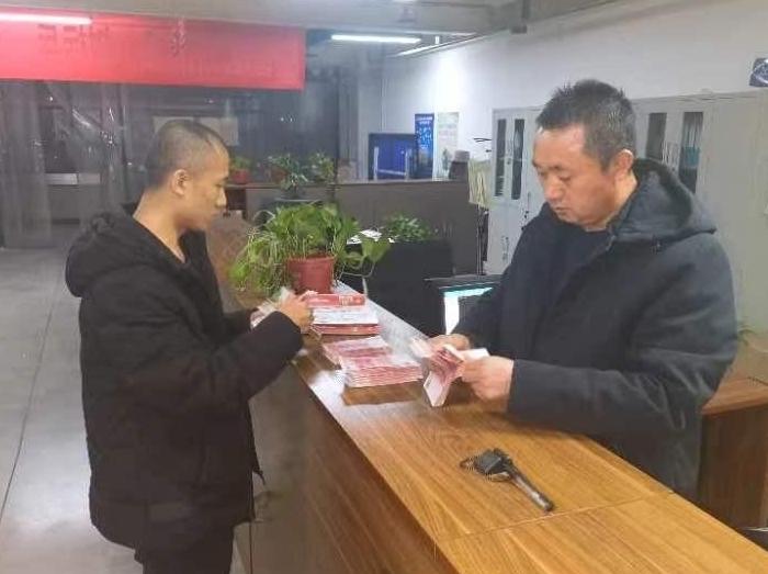 乘客近5万元现金落车上 的哥这样做