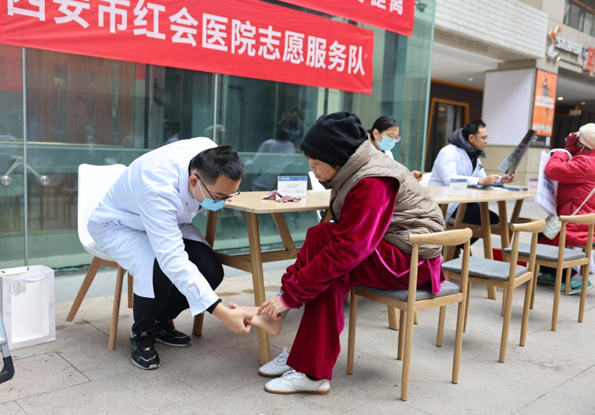 西安市红会医院携手经发养老走进社区开展专项义诊