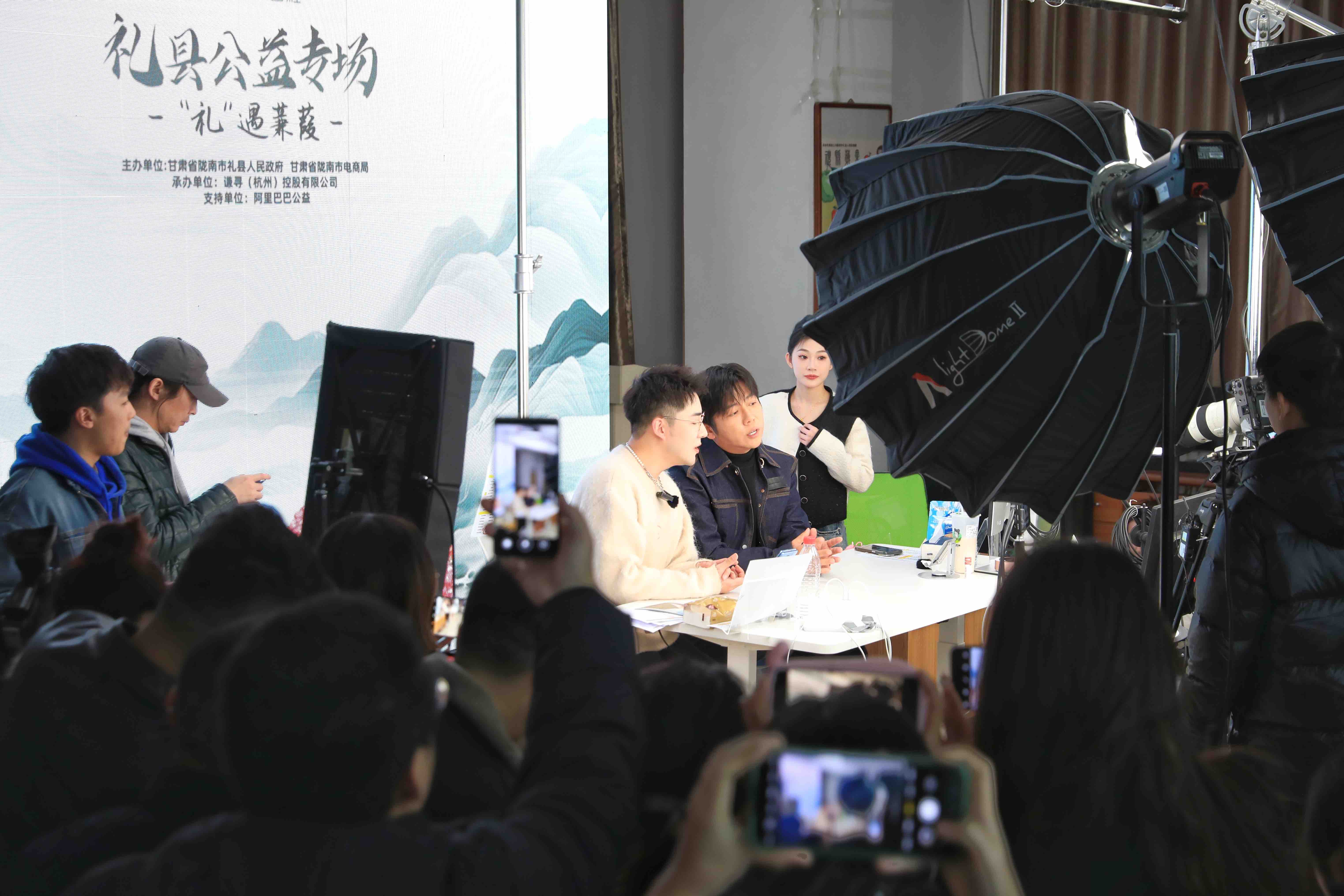 苹果一夜卖光，这场公益助农直播还改变了什么