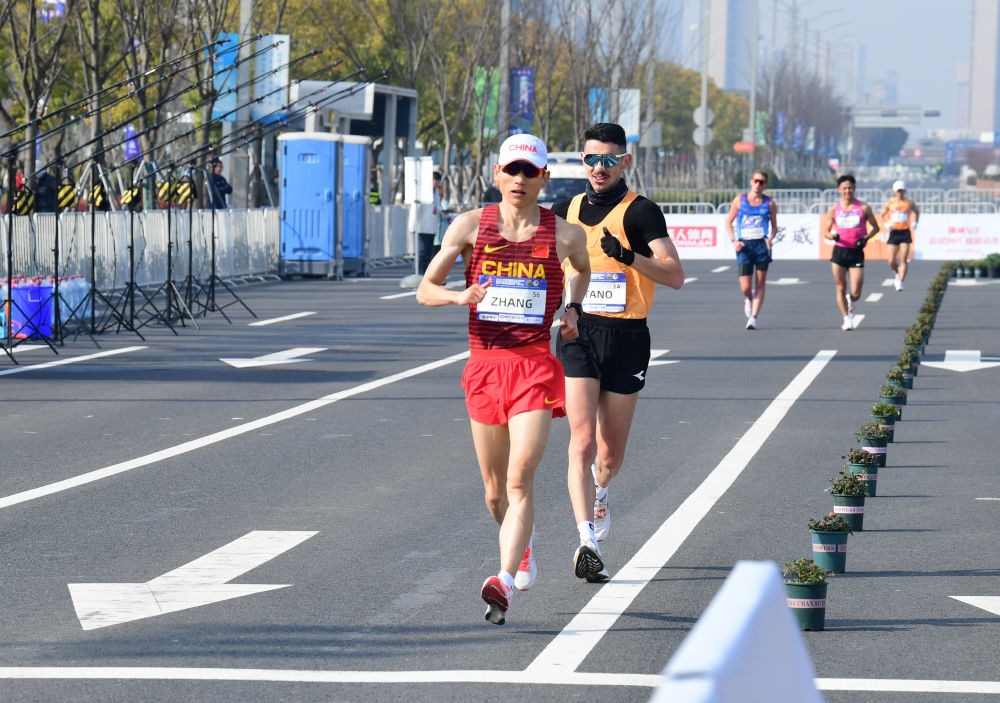 69693月3日,中国选手张俊(前)在男子20公里竞走比赛中.