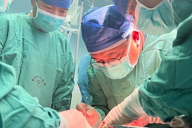 西安大兴医院三套人马帮患者成功"自体小肠移植”