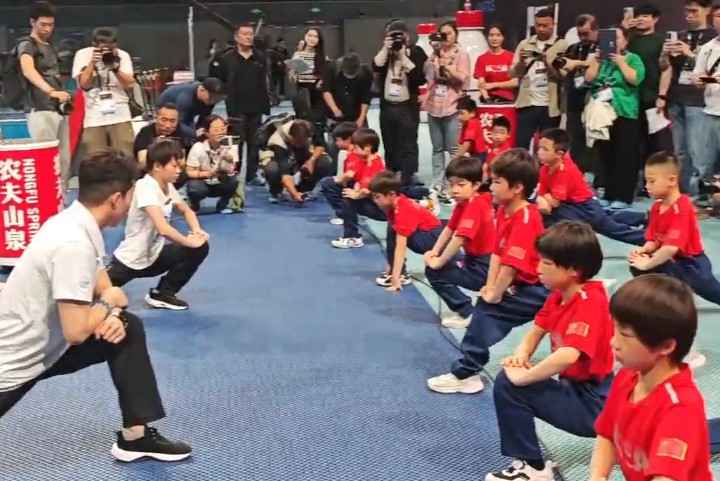 热情的粉丝见面会