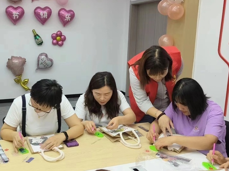 渭城区开展“感恩母亲节 美好‘袋’回家”手工包DIY制作活动