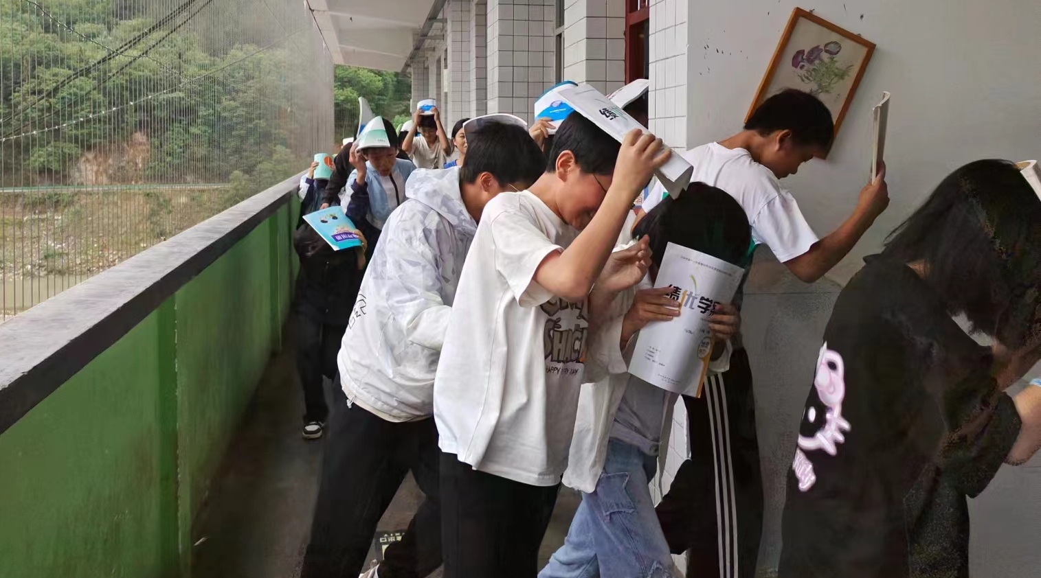 镇巴县赤南初级中学举行地震应急避险和疏散逃生演练活动