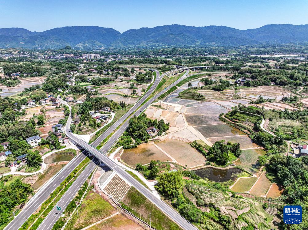 陆上,在建和已建成川渝间省际高速公路通道21条;水上,万州新田港,涪陵