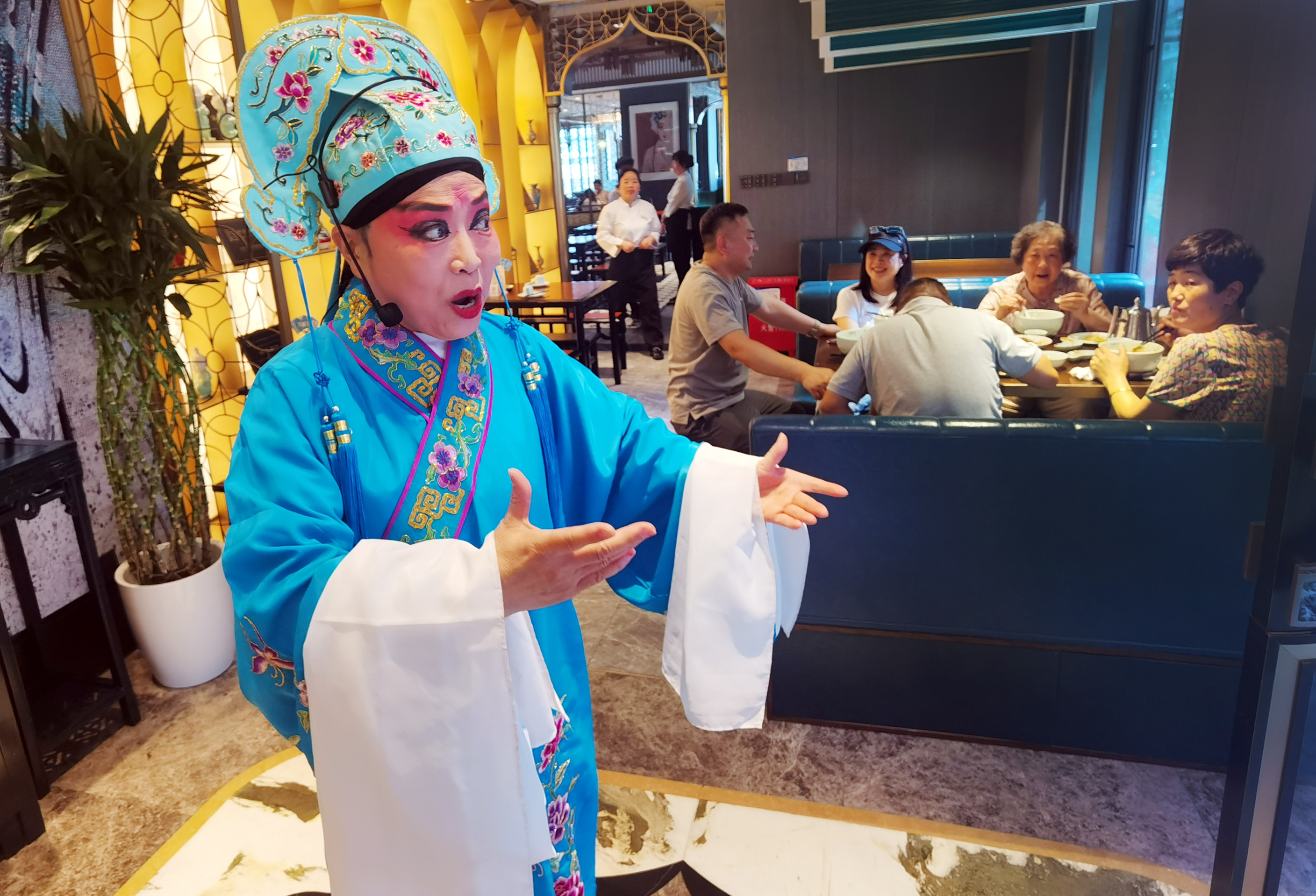 退休秦腔演员王燕为吃泡馍游客唱秦腔