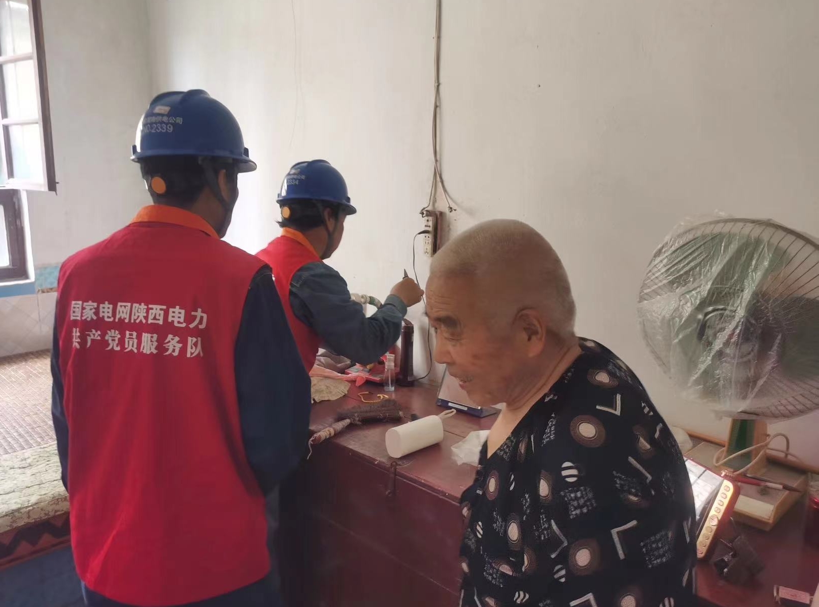 国网渭南供电公司：义务开展老人体检和安全用电宣传活动