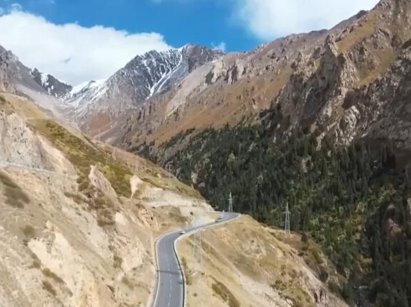 公路“天花板”，美到不可思议！独库公路即将通车 助力新疆旅游“热力十足”
