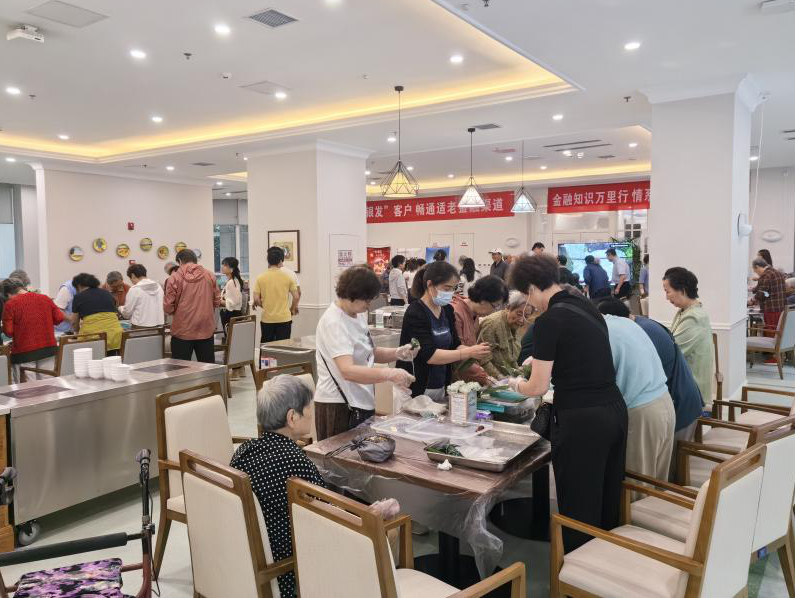 中国光大银行西安分行在白鹿溪谷国际康养中心举办金融知识普及万里行活动