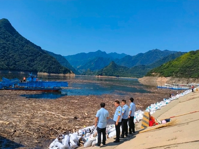 开展水面清漂专项行动 助力水清河畅