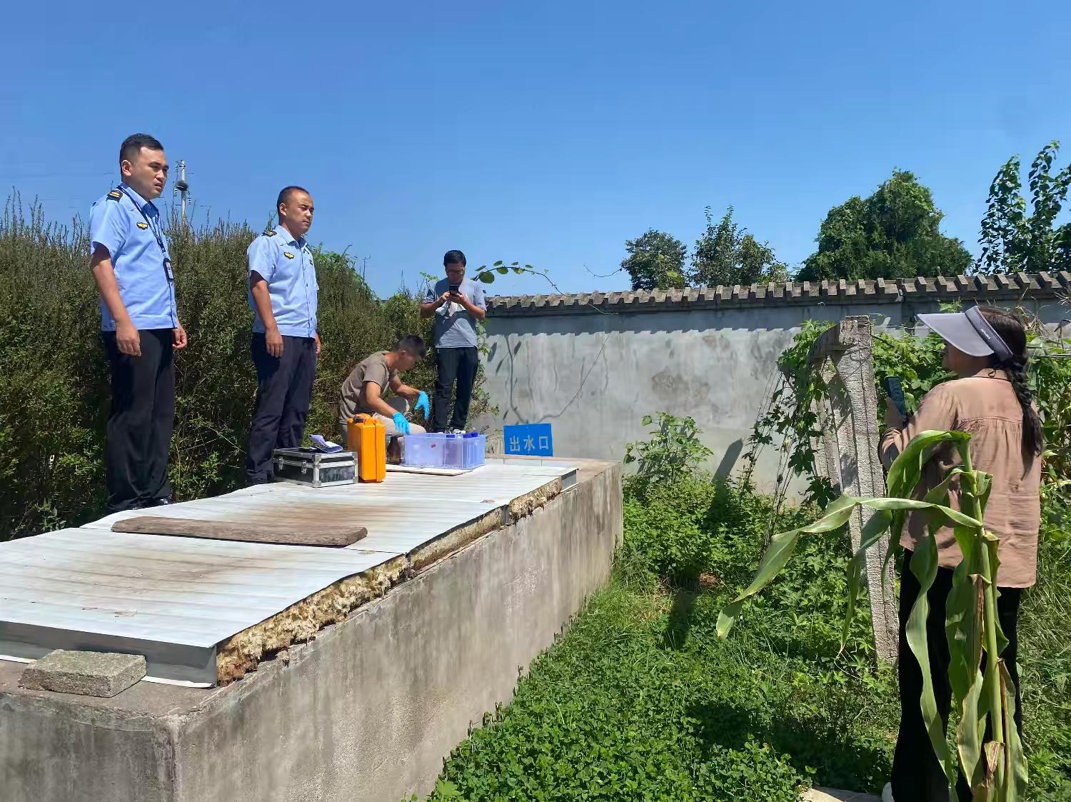 查设备 测水样 强化执法治理农村生活污水