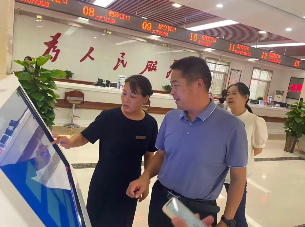 “一把手”走流程 “坐窗口”解难题
