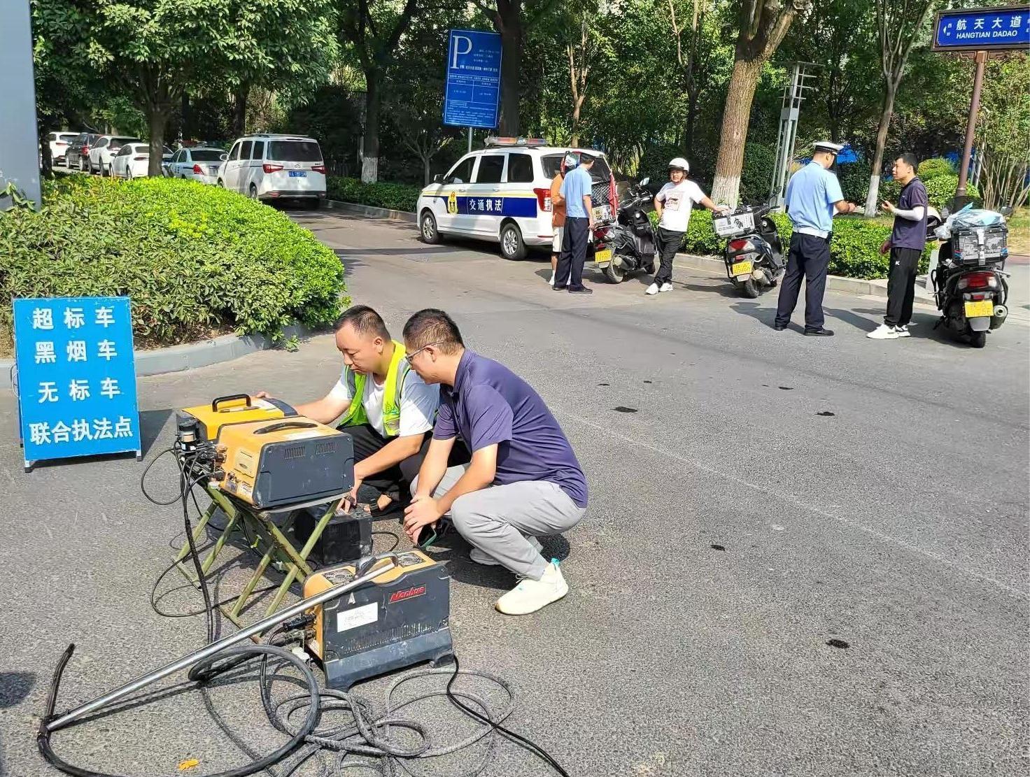 两部门联合执法 严查尾气超标排放车辆