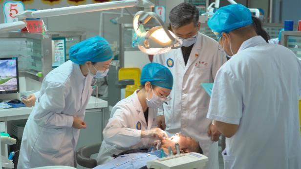 唐都医院 “百口计划”银龄笑口公益活动在吴起举行