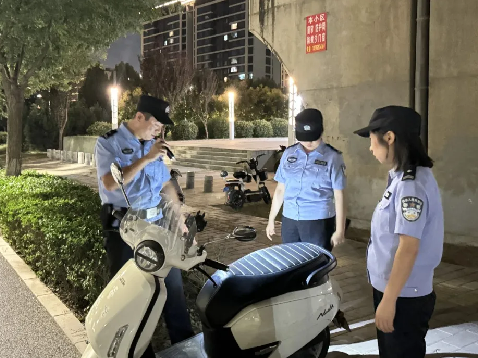 粗心车主忘锁车 民警秒变“保管员”