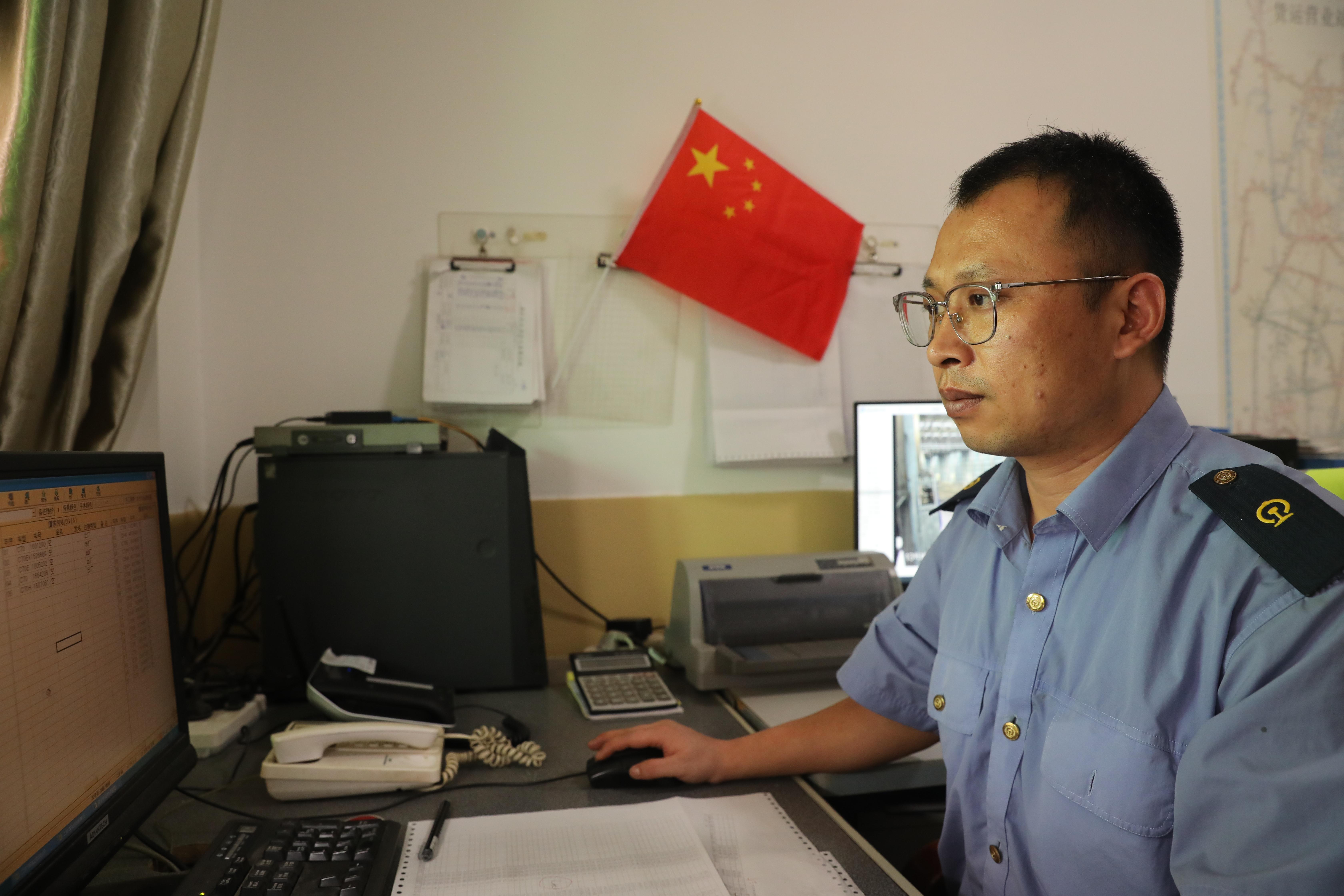图为陕煤澄合铁运分公司货运员王钊正在对车辆信息进行核对工作.jpg