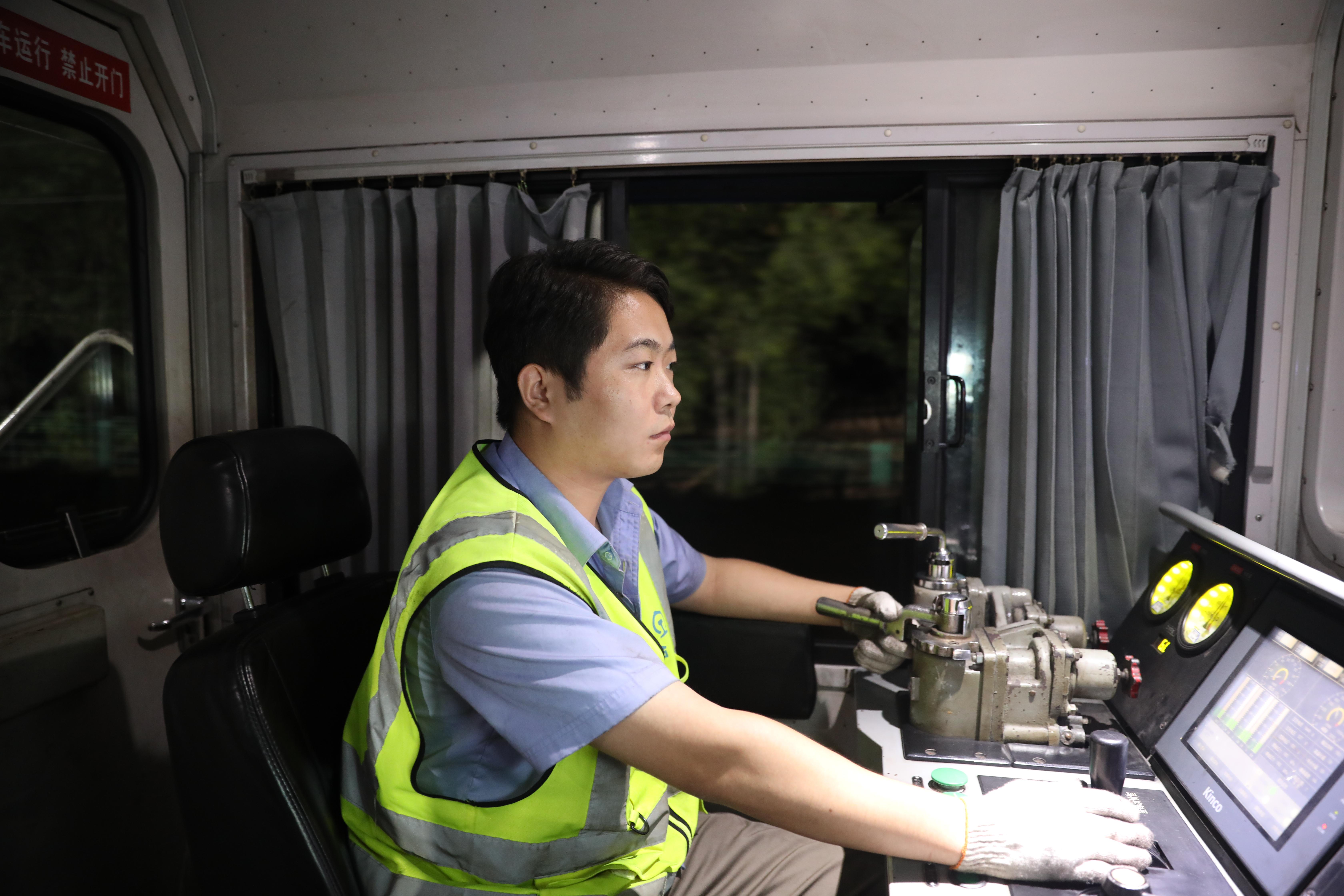 图为陕煤澄合铁运分公司内燃机司机闵佳林正在进行标准化作业.jpg