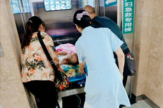 全程陪诊+出入院接送 让老年患者看病有“医靠”